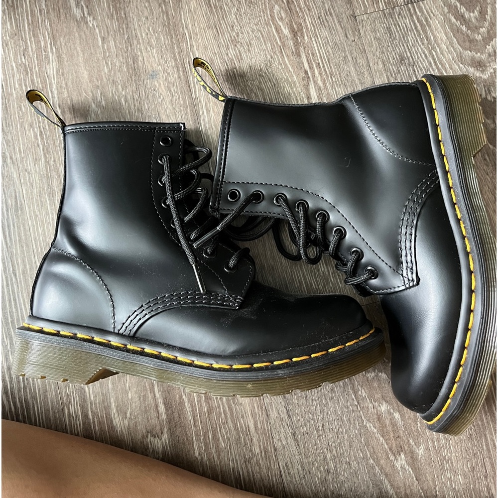 1460 DR MARTINS SMOOTH LEATHER LACE UP BOOTS ( BRAND NEW)